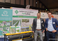 Nick Uithoven op zijn eerste Aardbeiendag voor Oerlemans Plastics geflankeerd door Piet van den Oord.